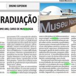 Publicação com texto dividido em quatro colunas. Acima, o título "Nova graduação" em letras espessas e o subtítulo UnB vai criar, no próximo ano, curso de Museologia". Nessa sessão, ao lado, têm-se uma fotografia de uma placa marrom com a frase "Museu Nacional" escrito em letras de cor branca. Ao fundo da imagem, está o edifício do Museu Nacional, caracterizado por uma construção totalmente em branco de forma oval, com duas rampas: uma lateral e uma ao centro. Do lado direito da imagem lê-se "Os profissionais/formados poderão/trabalhar, por/exemplo, no Museu/Nacional". No alto da imagem, estão escritos "Gabarito" e "Ensino Superior" no quadrante esquerdo e "Correio Braziliense. Brasília, segunda-feira, 13 de outubro de 2008. 3" no canto superior direito. A publicação relata a criação, por meio do Reuni, do curso de Museologia na UnB, em 2008. A imagem possui 567 pixels x 335 pixels.