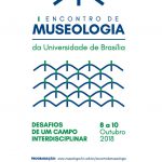 Na parte superior encontra-se um desenho alusivo à logomarca da Universidade de Brasília, caracterizado por um eixo central reto com uma linha atravessando-o horizontalmente, formando uma espécie de concha. Abaixo, lê-se "I Encontro de / MUSEOLOGIA / da Universidade de Brasília". Diversas reproduções da forma utilizada no topo do cartaz estruturam um desenho em camadas, na cor azul, onde pode-se notar a presença de 5 linhas e 4 colunas. Seguem-se as palavras: "Desafios / de um campo / interdisciplinar" e, ao lado, "8 a 10 / Outubro / 2018". Abaixo, encontra-se escrito "Programação: www. museologia.fci.unb .br/encontrodemuseologia", seguido das marcas envolvidas com o evento: "Universidade de Brasília (UnB); Faculdade de Ciência da Informação (FCI); Grupo de Pesquisa Museologia, Patrimônio e Memória; Coordenação de Aperfeiçoamento de Pessoal de Nível Superior (CAPES); Fundação de Apoio à Pesquisa do Distrito Federal (Fapdf) e Centro de Apoio ao Desenvolvimento Tecnológico (CDT/UnB). Imagem retrata a capa do 1º Encontro de Museologia da Universidade de Brasília.