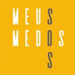 A imagem traz o cartaz da exposição contendo fundo de cor amarelo, com as palavras na horizontal "MEUS MEDOS", formando a palavra "SOS" na vertical.